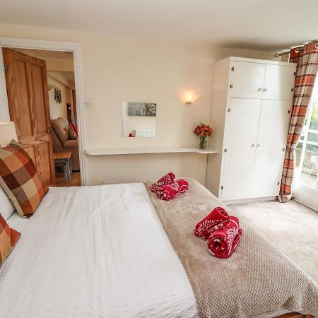 The Garden Apartment Уитби Экстерьер фото